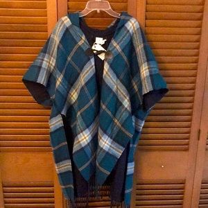 < NWT St. John’s Bay Fleece Lined Plaid Green and White Cape With Hood - OS